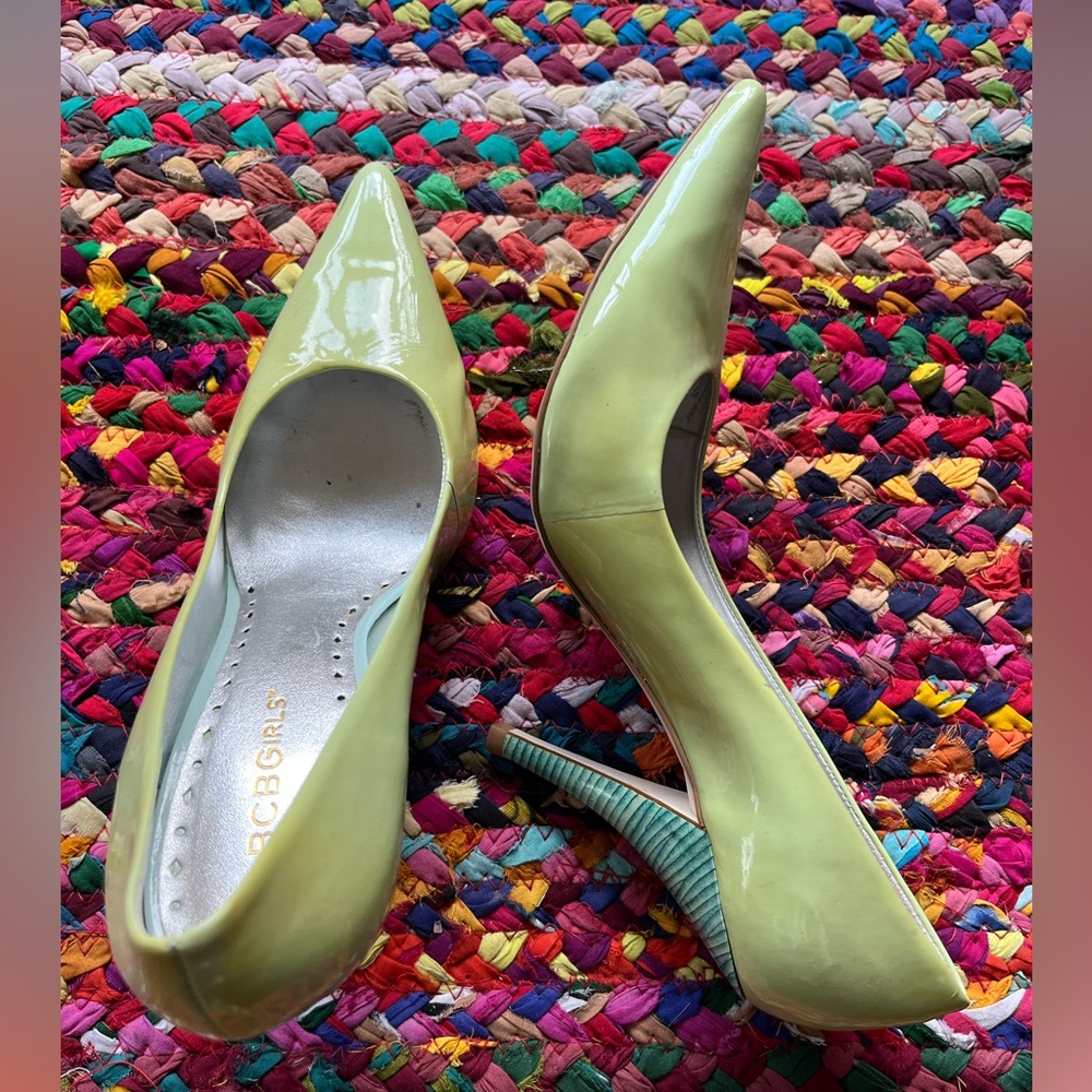PREPPY BCBGIRLS LEATHER GREEN AND BLUE PUMP HEELS